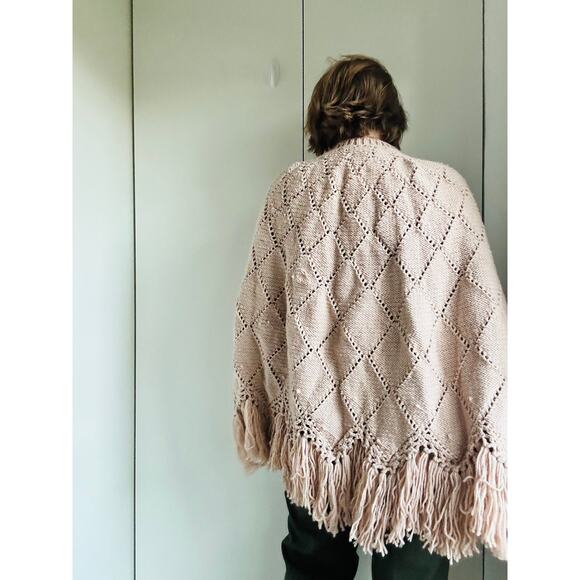Vintage Hand Knit Poncho in Blush Pink S-L Fit Boho hippie Artisan Fringe Shawl - Picture 8 of 10